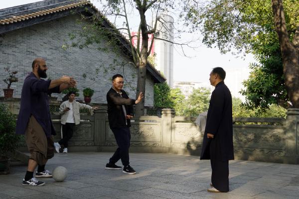 SONY ZV-E10 <br> 37mm f/8 1/40sec ISO 100 <br><br> 2024-12-01 15:45:38<br><br> 纯阳观（4）——外国人在道观学艺。