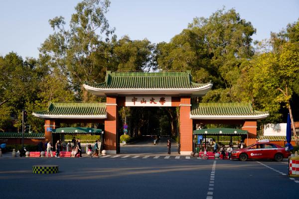 SONY ZV-E10 <br> 40mm f/4 1/500sec ISO 160 <br><br> 2024-12-01 16:21:51<br><br> 人称”双鸭山大学“。
