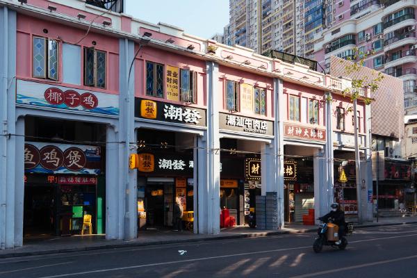 SONY ZV-E10 <br> 27mm f/8 1/500sec ISO 500 <br><br> 2024-12-19 14:44:05<br><br> 粉色骑楼（2）。